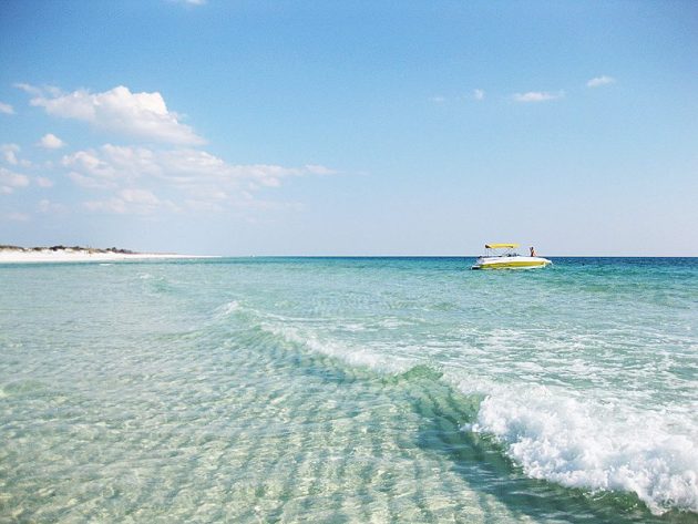 boat-water-beach-800x600