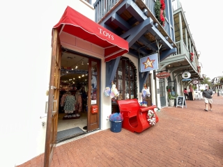 gigis toy store outside